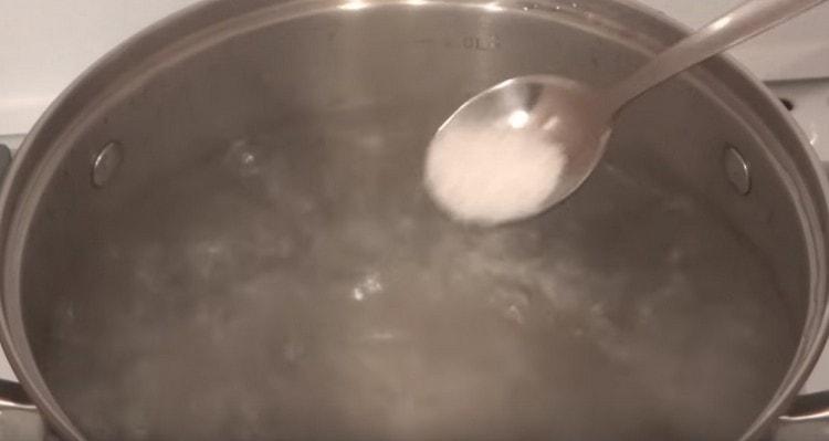 In a saucepan, bring the water to a boil, add salt.
