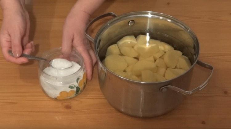 Peel the potatoes, cut into slices and set to cook, adding salt.