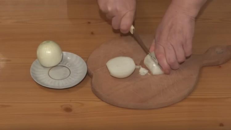 Cut the onion into a small cube.