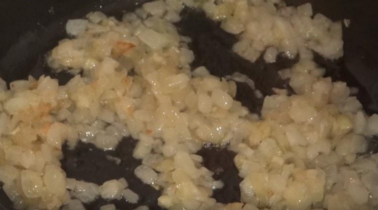 Fry the onion in a pan with vegetable oil until golden brown.