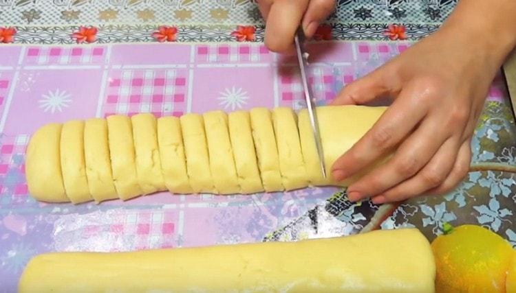 Cut the resulting sausage into pieces.