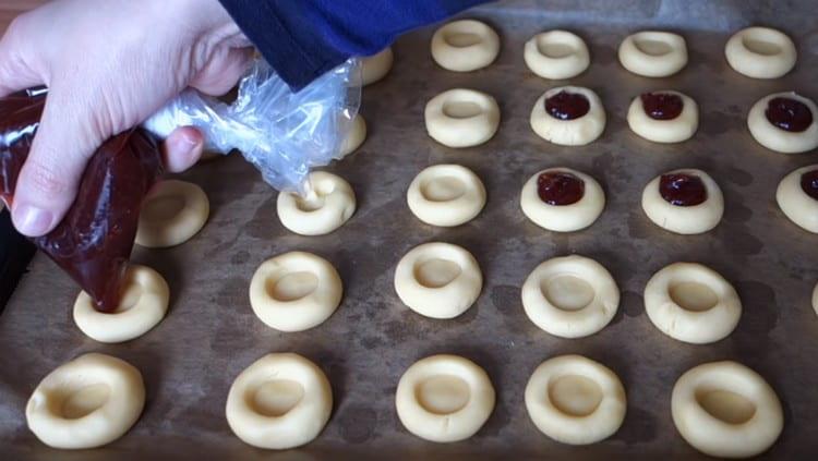 Squeeze jam or jam into the resulting cavities.