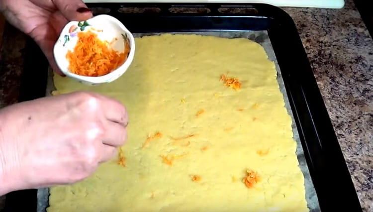 Sprinkle the base of the zest cookies.