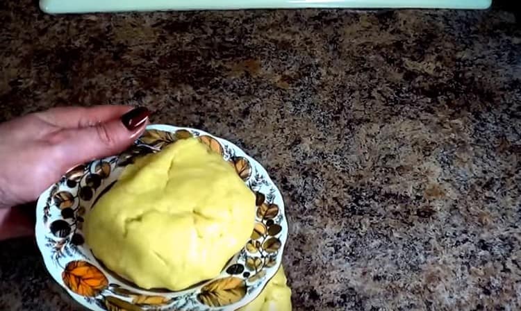 Separate the smaller part from the dough and send it to the freezer for 15 minutes.