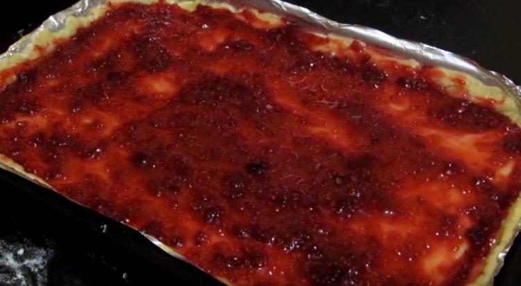 Lubricate the dough with jam.