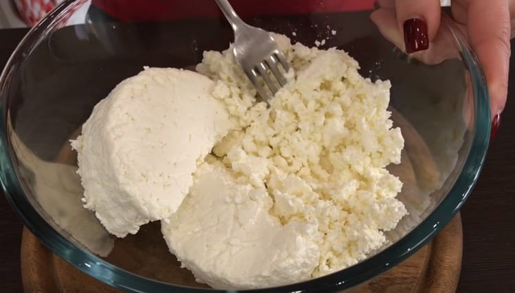 Knead the cottage cheese with a fork.
