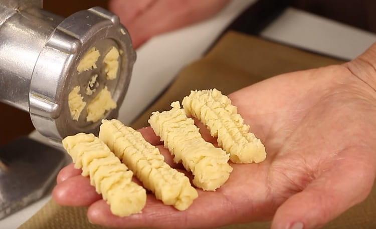 We separate the cookies, having decided on its length.