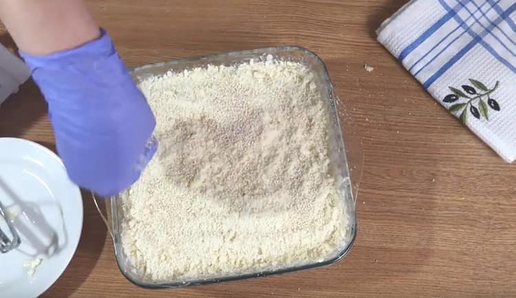 Sprinkle the filling with the remaining crumbs, as well as sesame seeds.