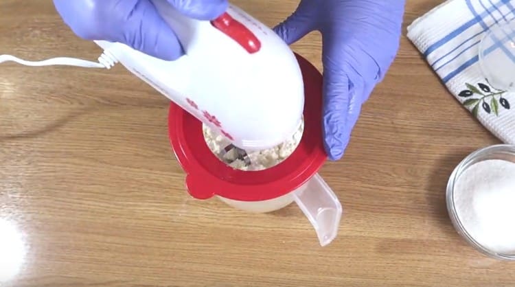 It is convenient to prepare the filling with a mixer.