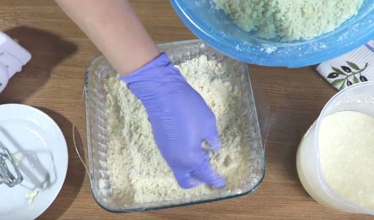 We distribute most of the crumbs evenly along the bottom of the mold, making small sides.