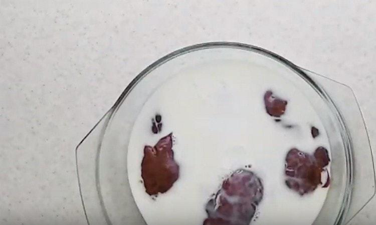 Pour milk into the rabbit’s liver and leave it for half an hour.