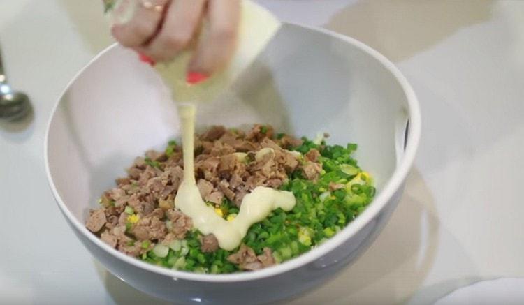 Add salt and mayonnaise to the salad to taste.