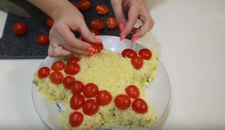 On the edge we decorate the star with halves of cherry tomatoes.