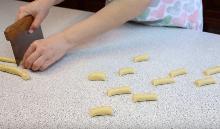 From each piece we roll up a thin tourniquet and divide it into blanks for mushroom legs.