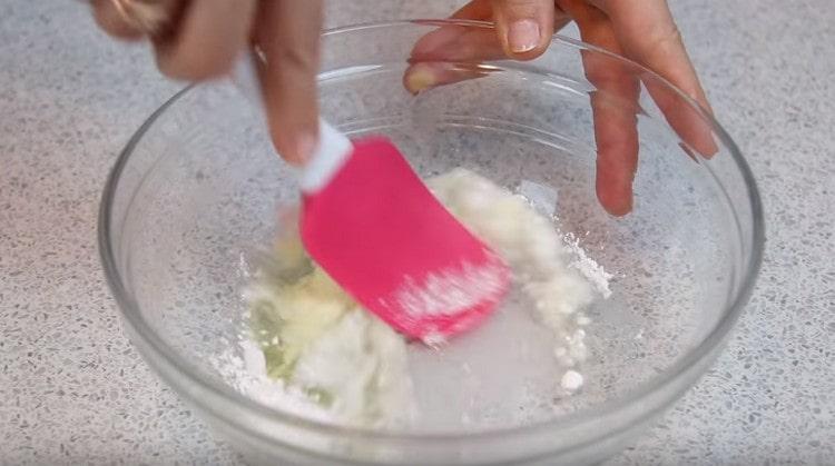To prepare the glaze, grind the egg white with powdered sugar.
