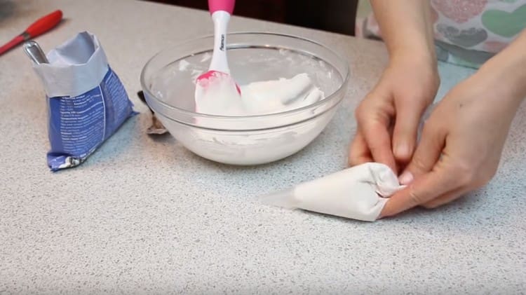 We spread part of the glaze in a pastry bag.