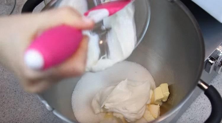 We spread sour cream.