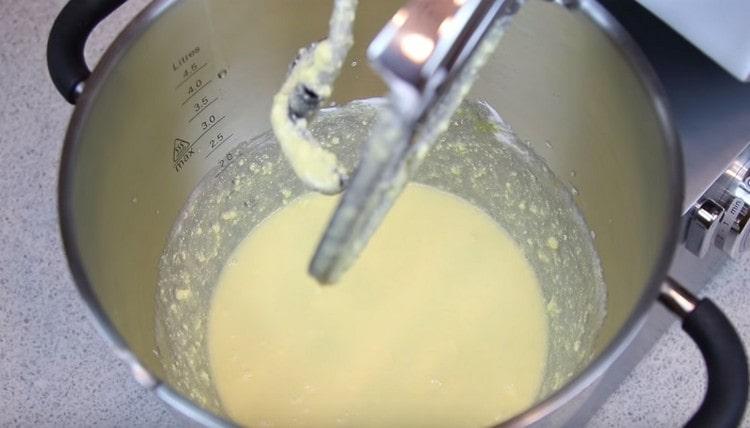 Mix the mass until smooth.