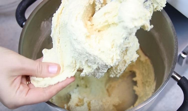 Knead the dough, which should not stick to the hands.