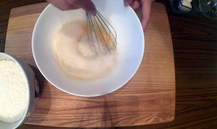 In a bowl, beat the eggs, add sugar and beat with a whisk.