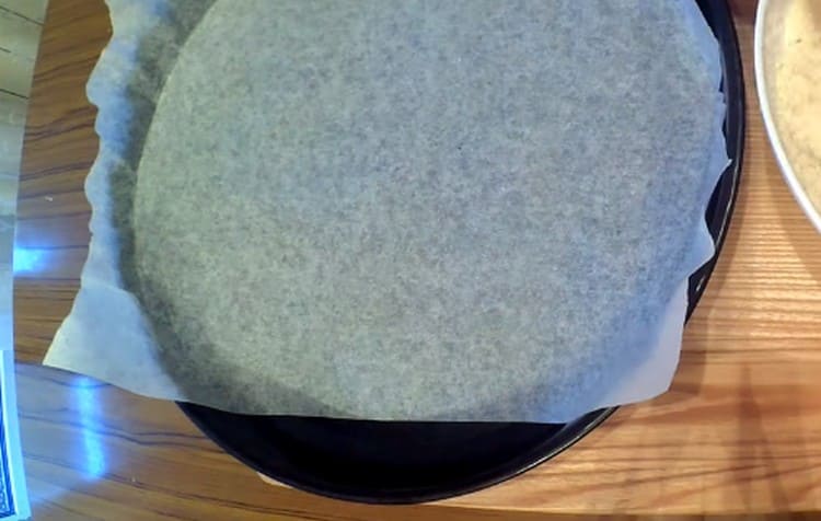 We cover the baking sheet with baking paper.