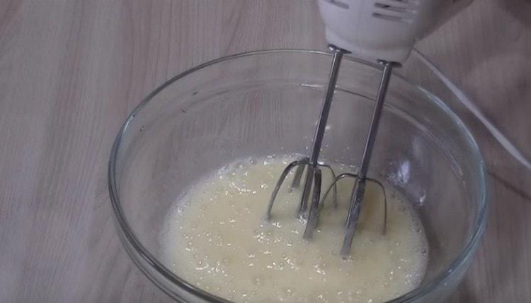 Beat eggs with sugar with a mixer.