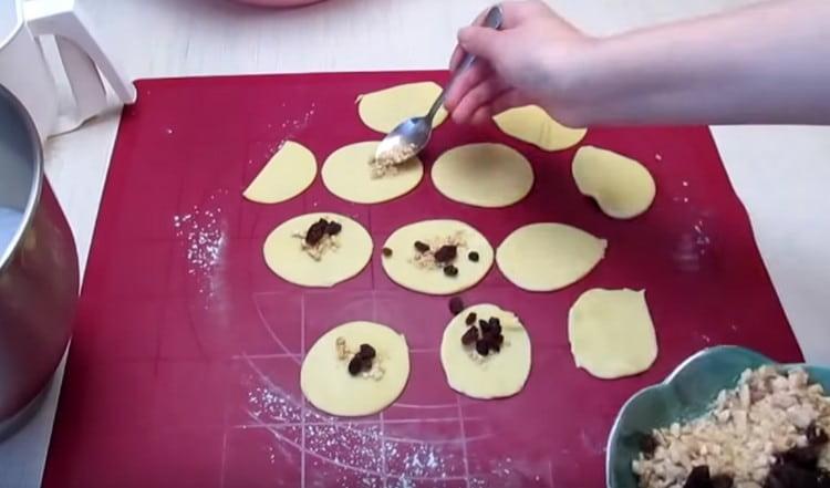 On each circle we put a little stuffing from nuts and raisins.