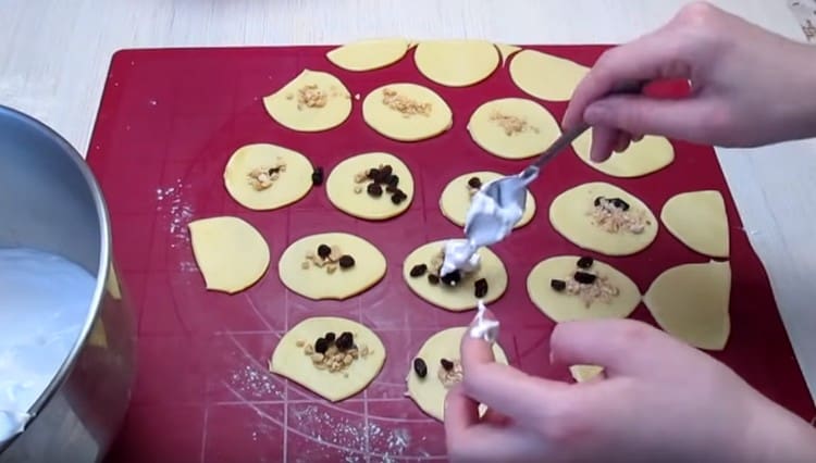 Spread a spoonful of meringue on top.