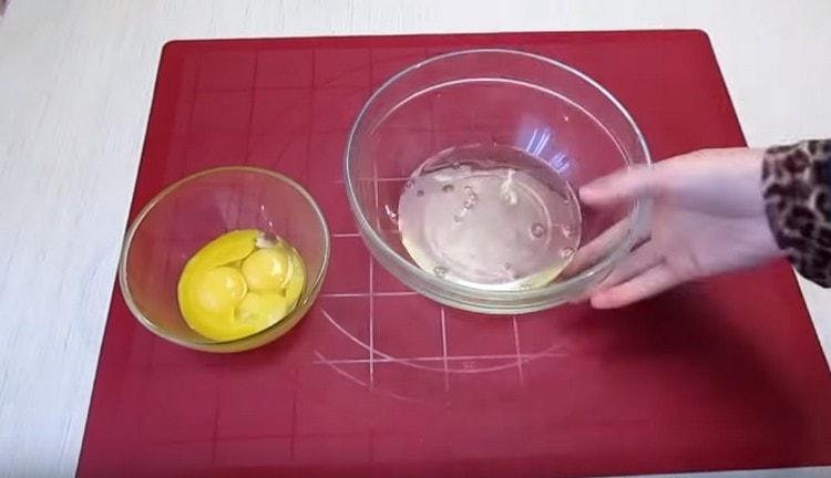 We divide eggs into proteins and yolks.