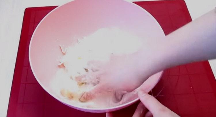 Mix the butter with flour.