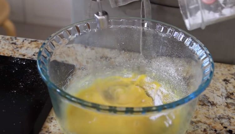 Separately, beat the yolks with the addition of powdered sugar.