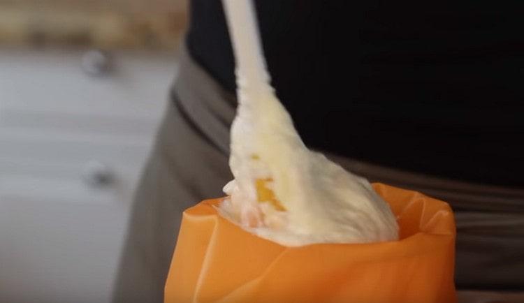 The resulting dough is transferred to a pastry bag.