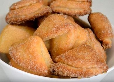 Cooking delicious cookies Ears of cottage cheese according to a step by step recipe with a photo.