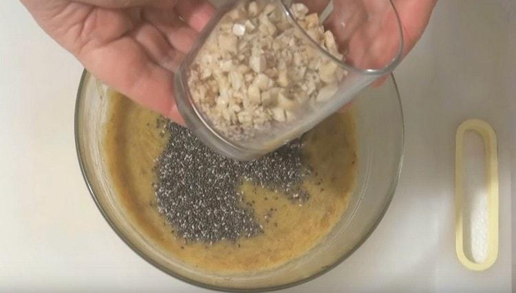 Add nuts and chia seeds to the banana mass.