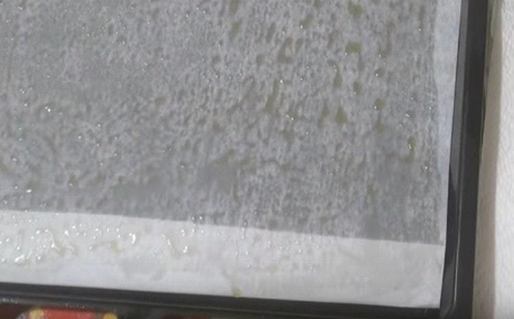 Cover the baking sheet with parchment and grease it with vegetable oil.