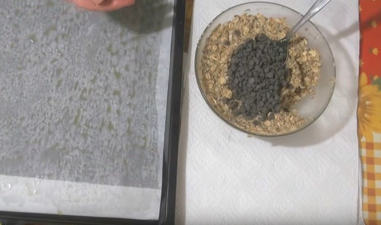 Add chocolate drops to the finished cookie mass.