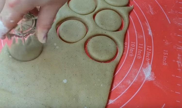 Squeeze a glass of round cookies.