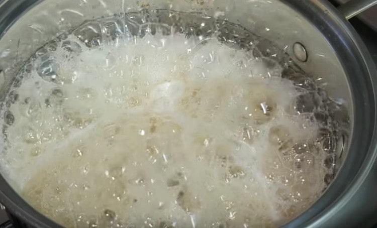 We put on fire and bring the liquid to a boil. she will foam.