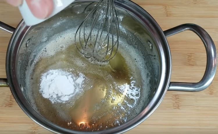 Pour salt and soda, mix the mass.