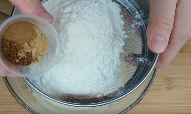 Mix flour with cinnamon, ginger.