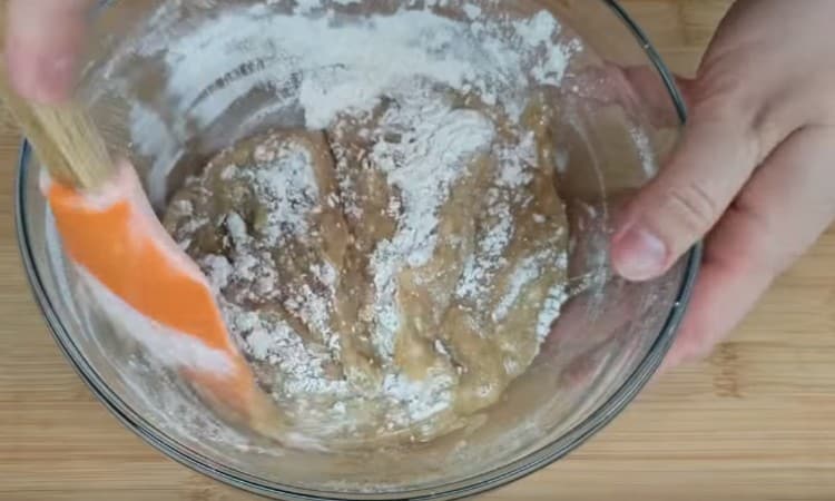 Add the flour and mix the dough.