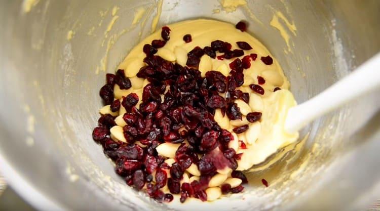 We also add dried or dried cranberries.