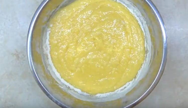 We introduce the flour in several parts, mixing the dough each time until smooth.