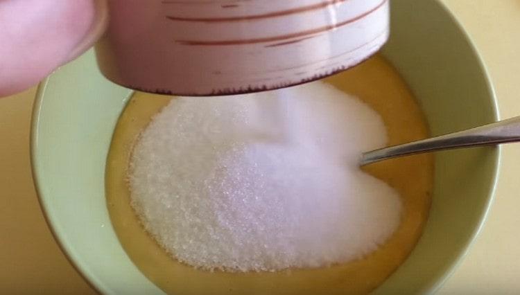 We also add sugar and mix the liquid mass.