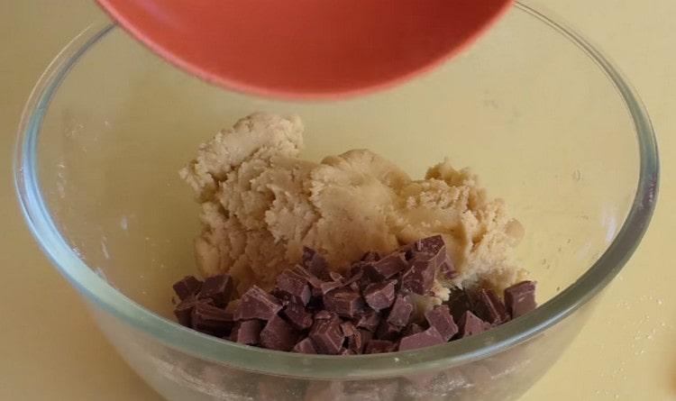 Put the chocolate in the finished dough and evenly distribute it.