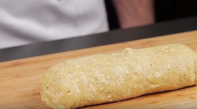 We form a roller from the dough.