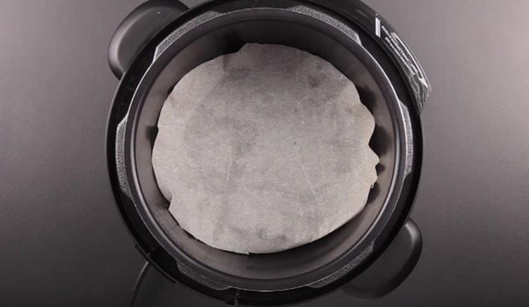 Cover the bottom of the multicooker with parchment.
