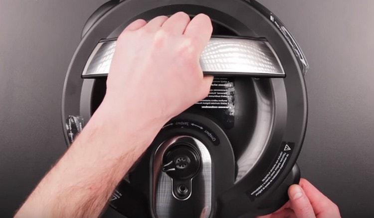 Close the lid of the multicooker and turn on the device.