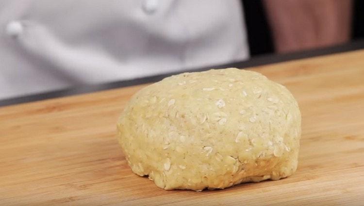 Knead a smooth dough that does not stick to your hands.