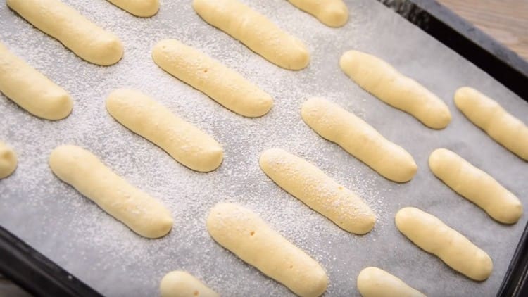 Sprinkle blanks for Savoyardi with powdered sugar.